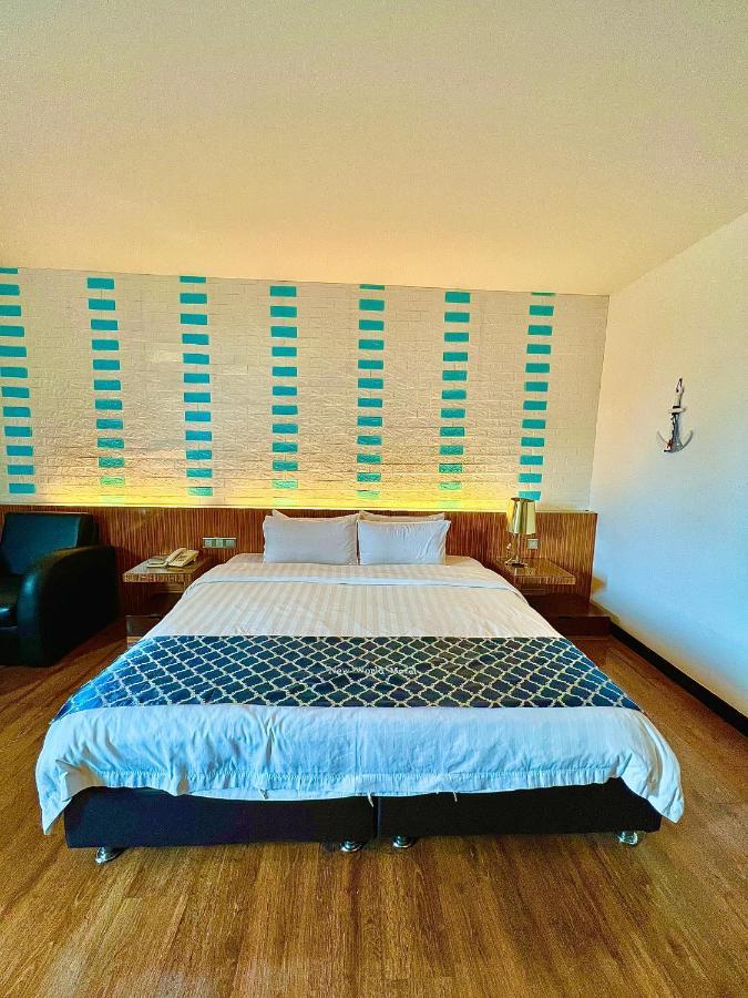 New World Express Motel Bintulu Exteriör bild