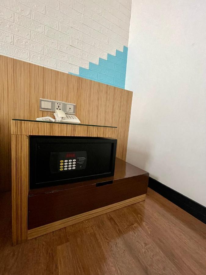 New World Express Motel Bintulu Exteriör bild